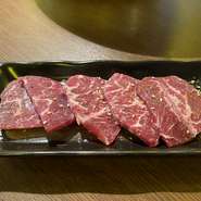 牛の肩甲骨の下にあるごく少量の部位。両面を焼き、脂がしたたる瞬間がベスト。