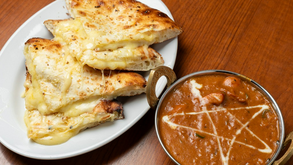 カレーもナンも余すところなく楽しめる『チキンティカマサラ＆チーズナン』