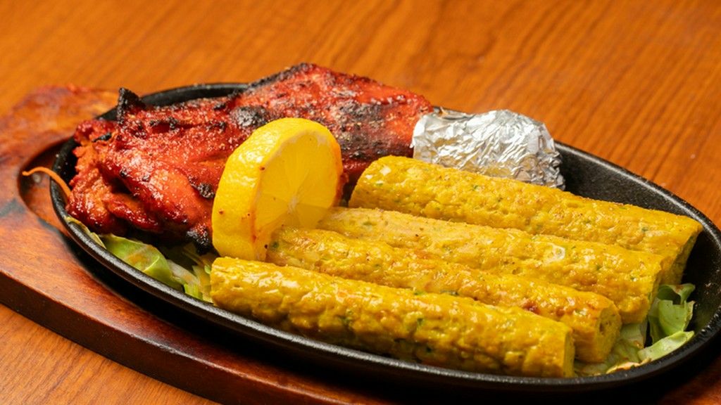 一口ごとに、スパイスと素材との調和を味わう『タンドリーチキン＆シシカバブ』