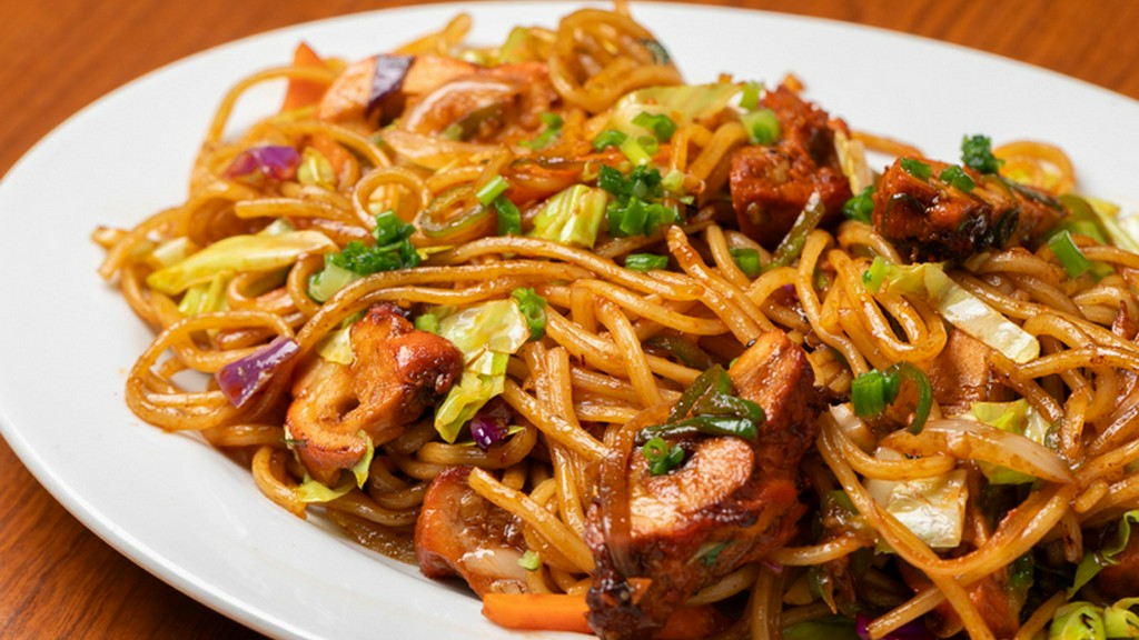 スルスルと食べやすく、ビールとの相性もバツグン『チキンチョウメン』