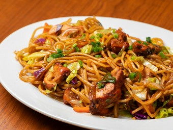 スルスルと食べやすく、ビールとの相性もバツグン『チキンチョウメン』