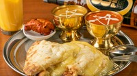 あつあつとろ～りしたチーズが後を引く美味しさです。そのまま食べても、カレーにつけても絶品です。ナンとチーズの絶妙なハーモニーは、程よい甘さがまさにくせになる味です。