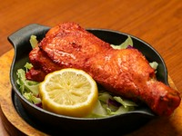 独自にブレンドしたスパイスを使用しています。表面はパリパリ、中からは肉汁があふれ、お酒がすすんでしまう一品です。