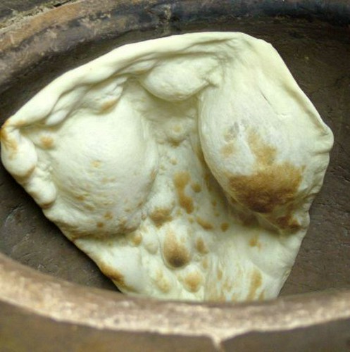 本場の窯で焼くナン