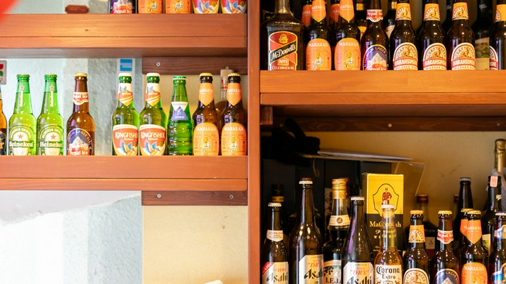 豊富なメニューとともに、ネパールやインドのビールも揃う