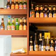 ネパールやインド産のビールは、【エベレスト カフェ】での食事をより一層楽しませてくれます。温かい雰囲気の中でゆっくり食事を楽しみながら、異国の味に浸りましょう。