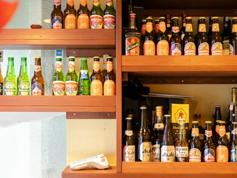 豊富なメニューとともに、ネパールやインドのビールも揃う
