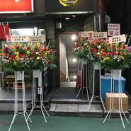 神田駅北口からすぐの場所にあり「58」の黄文字が目印。階段を降りた先に広がるの隠れ家で、オーナーの郷里である名古屋の名物料理を楽しめます。初めて店に訪れる人も、気取らずにリラックスできる憩いのスポット。