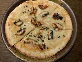 ウナギの蒲焼きとチーズが絶妙にコラボ『ひつまぶしピザ』