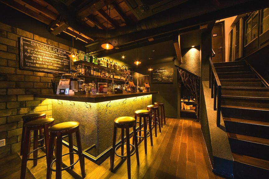 スタッフとのやりとりも楽しい、落ちついた雰囲気のカウンター席