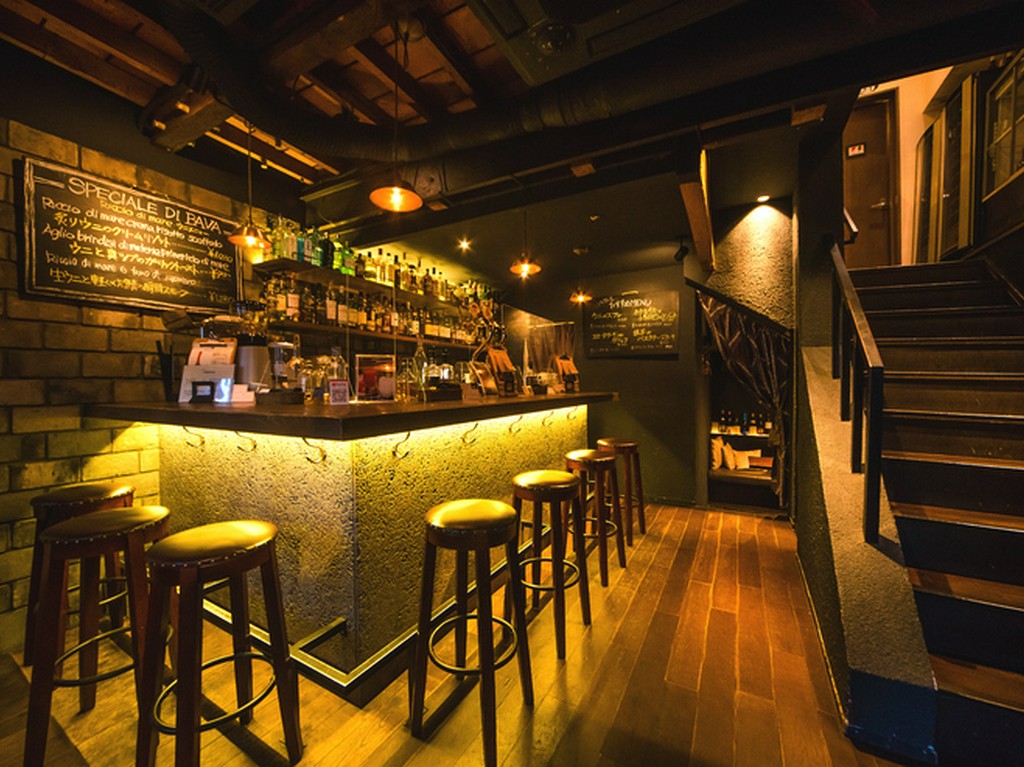 スタッフとのやりとりも楽しい、落ちついた雰囲気のカウンター席