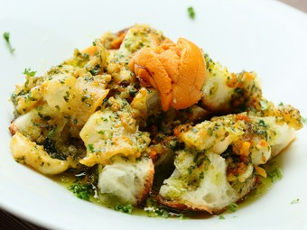 貝とウニの旨みたっぷり『ウニと真ツブのガーリックトースト』