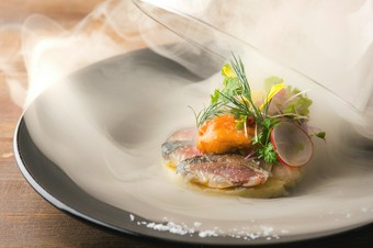 演出も楽しい『生ウニと軽く〆た鯖の瞬間スモーク』