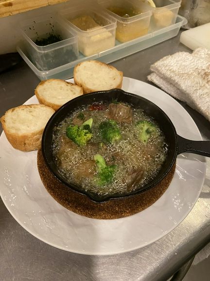 砂肝とブロッコリーのアヒージョ