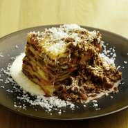 特製のチーズソースと道産３種のお肉を使用したボロネーゼがたっぷりかかった一度は食べて頂きたい、当店自慢のラザニア。