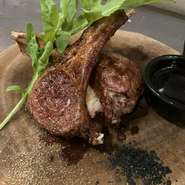 お店の一番人気メニュー。炭焼きが引き出すラムの旨味と香ばしさ、甘めのオリジナルソースが相性抜群です。