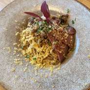 びらとり和牛を炭焼きしコンソメで炊き、和牛の旨味と炭の香りがしっかりと感じられ、仕上げに道産のチーズとローストビーフが添えられた贅沢なパスタ。