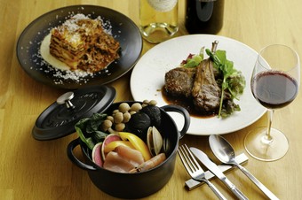 大人気の炭焼きラムチョップとラザニアが楽しめるコース！１２０分飲み放題付、席料込みで税込５０００円！