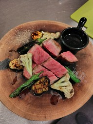 びらとり和牛、ラザニア、ビスク鍋が楽しめるコース！１２０分飲み放題付、席料込みで税込５５００円！
