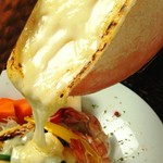 BRIOといえば炭焼とチーズ！牛タン＆カモ肉！ハイジでおなじみのラクレットチーズ！満足すること間違いなし