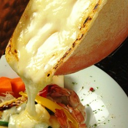 BRIOといえば炭焼とチーズ！牛タン＆カモ肉！ハイジでおなじみのラクレットチーズ！満足すること間違いなし