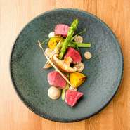 チーズをはじめ、良質な道産食材を用意。なかでも料理人のオススメは、北海道の平取町で飼育された「びらとり和牛」。お肉そのものにしっかりとした旨み・甘みを感じさせます。