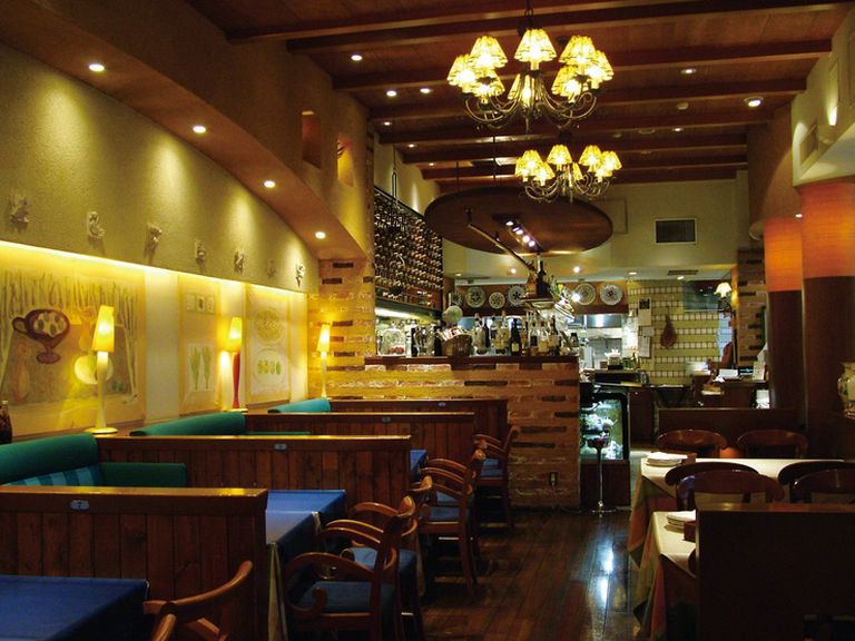 ウッディで落ち着いた店内。さまざまな場面に活躍する個室も完備