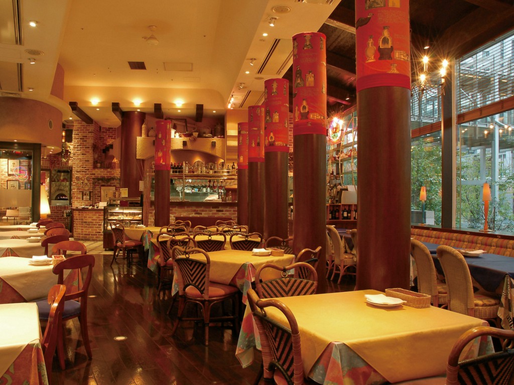 ガラス張りで解放感溢れる店内