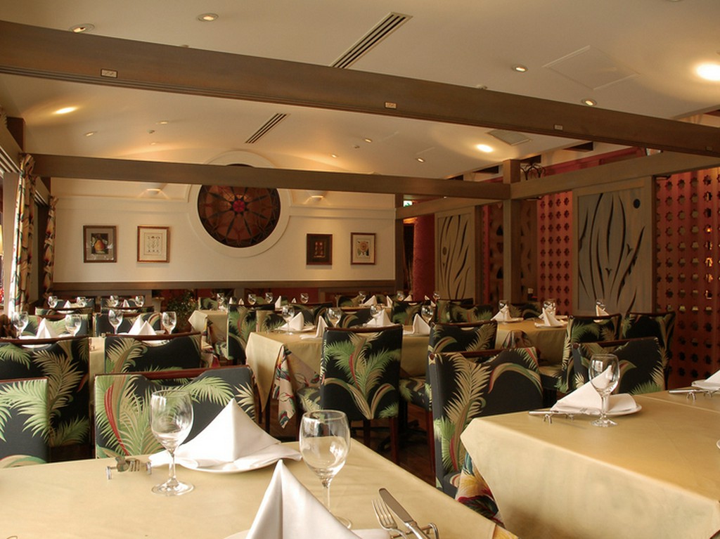 シックで落ち着いた店内。さまざまな場面に活躍する個室も完備