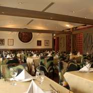 店内はシックで落ち着いた雰囲気。店内には4名から利用できる個室を完備しており、さまざまな場面で活躍してくれます。個室利用を希望の際は、気軽にお店まで連絡を。