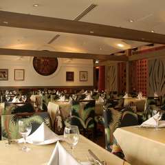 シックで落ち着いた店内。さまざまな場面に活躍する個室も完備