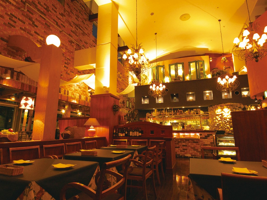 レンガ調で落ち着いた店内。さまざまな場面に活躍する個室も完備