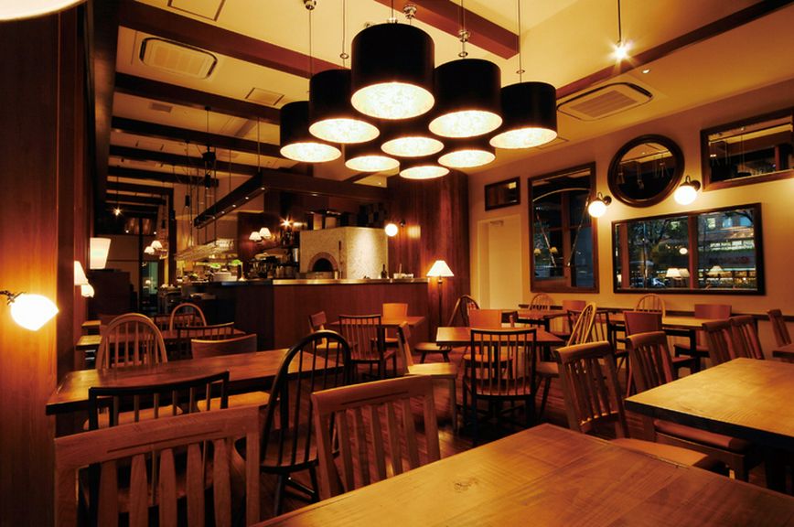 ウッディで落ち着いた店内。さまざまな場面に活躍する個室も完備