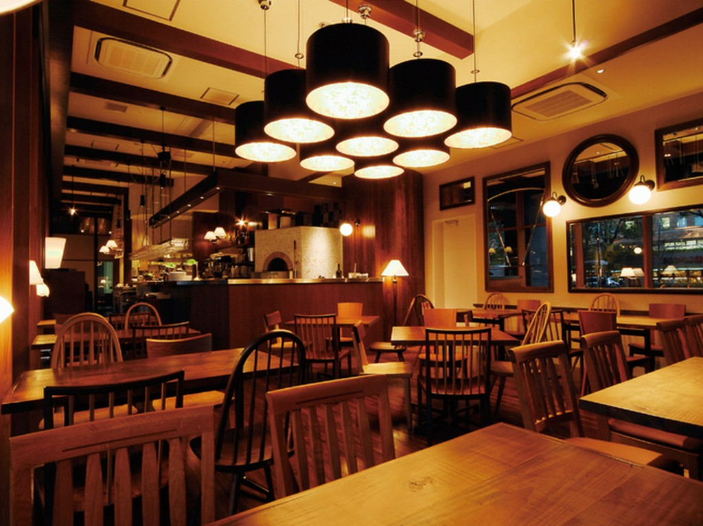 ウッディで落ち着いた店内。さまざまな場面に活躍する個室も完備