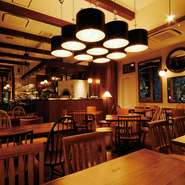 店内はウッディで落ち着いた雰囲気。店内には4～8名で利用できる個室を3室完備しており、さまざまな場面で活躍してくれます。個室利用を希望の際は、気軽にお店まで連絡を。
