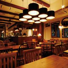 ウッディで落ち着いた店内。さまざまな場面に活躍する個室も完備