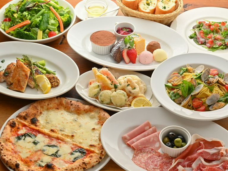 人気メニュー満載のコースには飲み放題も追加オーダー可