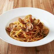 写真は『アサリのスパゲッティ“ボンゴレ”』。コースではその日シェフがセレクトしたオススメパスタも楽しめます。トマト・クリーム・オイルと個性豊かな自家製ソースと、アルデンテにこだわった食感を楽しめます。