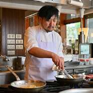 料理がテーブルに届けられるまでの工程もライブ感覚で楽しめる、オープンキッチンスタイルを採用。メインフロアから眺める臨場感たっぷりのパフォーマンスもまた、こちらのお店ならでは見どころです。