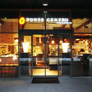 中央大橋のすぐ近く「リバーシティM－SQUARE」1階。本格ナポリピッツァを気軽に楽しめるお店【ピッツェリア　ポンテチェントロ　佃店】。デート・女子会・仕事仲間・ファミリーと幅広いシーンに重宝できる一軒です。