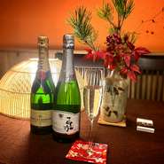 派手な演出やデザートのプレートに装飾があるというわけではありません。骨董の器に盛られた品の良いお料理や、
時代を遡ったようなレトロな雰囲気のしつらえで、しっとりとお祝いも記憶に残る１日になりますよ。