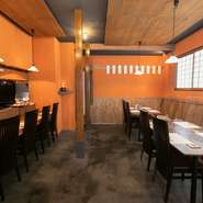 初めて訪れても、懐かしい雰囲気に包まれる空間。カウンター、テーブル、ベンチシートは桜の木の古材で造作したもの。時代を遡ったようなレトロなしつらえ。大人のくつろぎにぴったりです。骨董の器にもご注目です