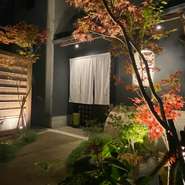 観光地の喧騒を離れた京都の一角に佇む、京都の隠れ家。昼は２組、夜は３組のみの完全予約制。派手さはなくとも、旬と向き合う京料理と静かなもてなしが、大切な方との特別なひとときをお約束します。