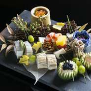 知る人ぞ知る隠れ家の落ち着いた空間と、旬を極めた京料理で、品格あるおもてなしを。完全予約制だからこそ叶う、行き届いたおもてなしと、温もりが、特別な１日を優しく彩ります。