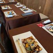 和食経験３０年以上の腕を持つ大将と、老舗旅館、木屋町の料亭で女将を経験してきた女将という夫婦で営むお店。大将の趣味で集めた骨董の器もお料理と大切な時間をもてなします。接待や記念日にぜひご利用ください。