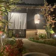 店名は「隠れているような場」という意味の言葉「隠り口（こもりく）」に由来。京都の中心地から少し離れた西院の地を選び、お客様の隠れ家のような空間をご用意。イオンの裏通りに佇む和の庭と白い提灯が目印です。
