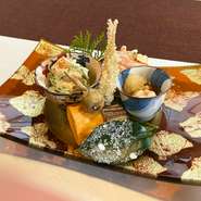 桜の古木を用いた風情あるカウンター席。ゆっくりとお食事、お酒をお楽しみください。お一人様でもコース料理をご用意させて頂きます。