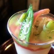 桜の古木を用いた風情あるカウンター席。ご旅行や出張などのお一人様のご予約も多く頂いております。お一人様でも、ゆっくりと京都でのお食事、お酒をコースでお楽しみ頂けます。