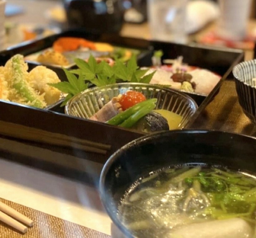 昼限定の季節の松花堂。１日２組のみの完全予約制。