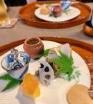 約８品のコース料理（会席）要予約２名様より。
全国から取り寄せる旬の素材、丁寧に引いた出汁。心も身体も満たされる京料理をお楽しみください。〆の食事は銅釜の季節の炊き込みご飯をお楽しみください。
